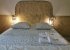 Chambre 2 : lit en 160 cm, armoire de rangement, moustiquaire.