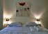 Chambre 1 : lit en 160 cm, armoire de rangement, moustiquaire 
