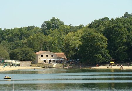 Gite in Brossac, France: Lake & Clubhouse & Spa Etang Vallier Resort