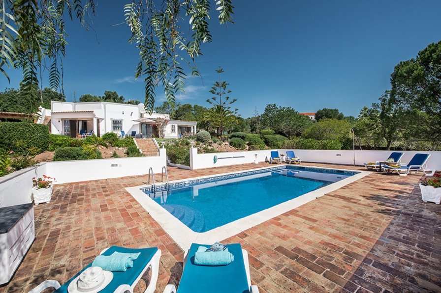 Villa in Portugal, Corte