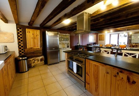 Country House in Saint-Dizier-Leyrenne, France: Large country kitchen