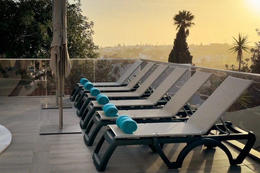 Villa in Portugal, Patroves