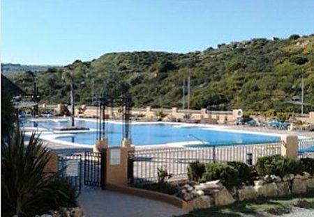 Apartment in La Duquesa Golf & Country Club, Spain: Pool area