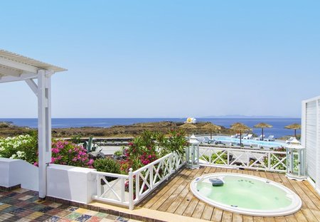 Villa in Oia, Santorini: Outdoor hydro-massage spa (5 persons) for an exclusive relaxation.