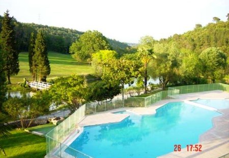Apartment in R Grasse, the South of France: Swimming pool with view of golf course