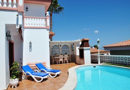Villa in Chayofa, Tenerife: Side view of pool