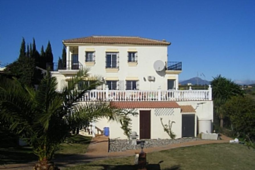 Villa to rent in Alhaurín el Grande, Spain with private pool 81286